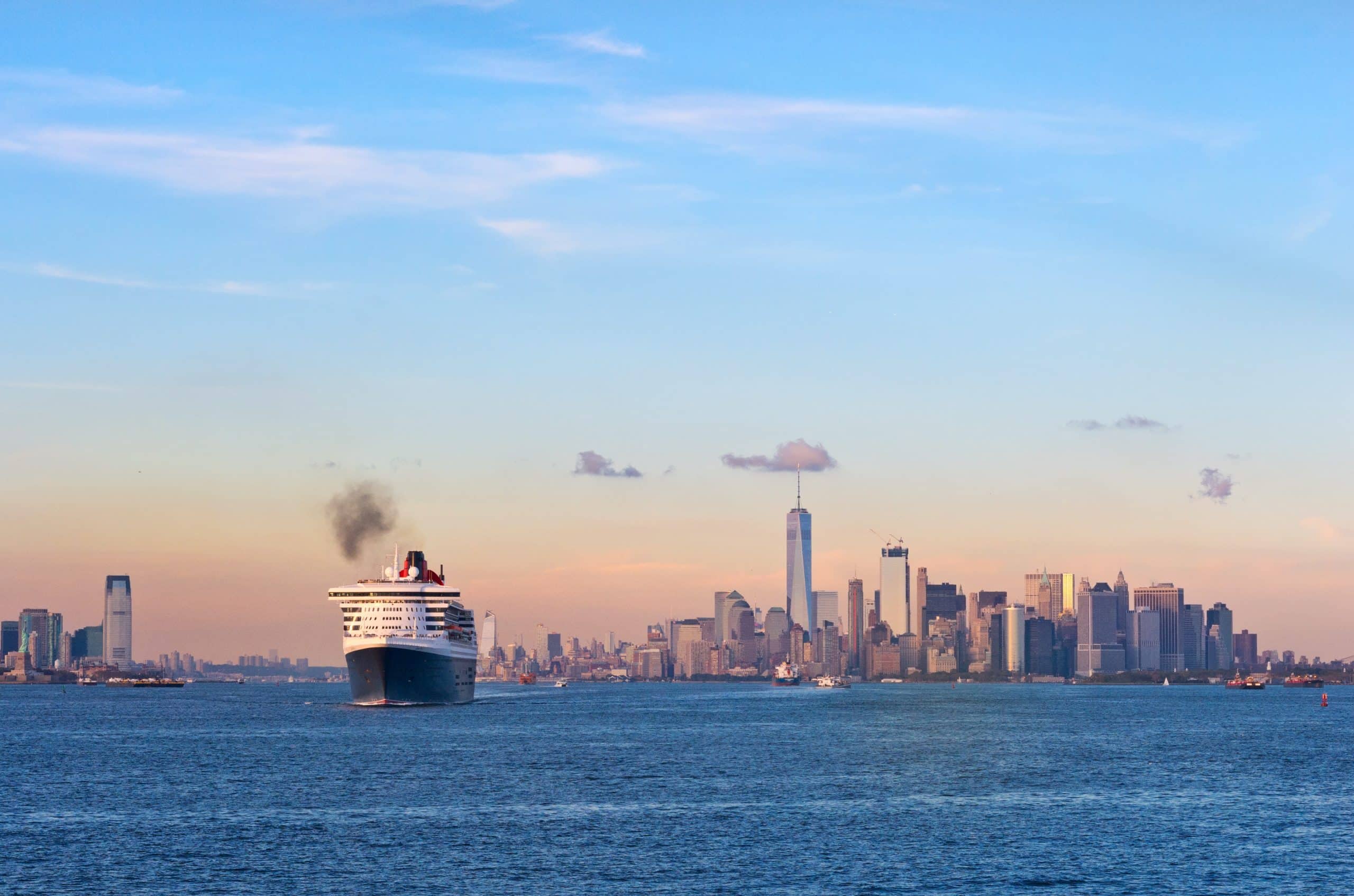 New York City: Transatlantic ocean liner Queen Mary 2 in New York Harbor.